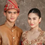 Pasangan muda Pratama Arhan dan Azizah Salsha dikabarkan telah bercerai secara diam-diam. Kabar ini mengejutkan publik karena keduanya selalu terlihat harmonis. Foto ini menunjukkan Pratama Arhan dan Azizah Salsha saat masih bersama, dengan keterangan bahwa sidang perceraian mereka telah digelar hari ini
