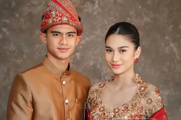 Pasangan muda Pratama Arhan dan Azizah Salsha dikabarkan telah bercerai secara diam-diam. Kabar ini mengejutkan publik karena keduanya selalu terlihat harmonis. Foto ini menunjukkan Pratama Arhan dan Azizah Salsha saat masih bersama, dengan keterangan bahwa sidang perceraian mereka telah digelar hari ini