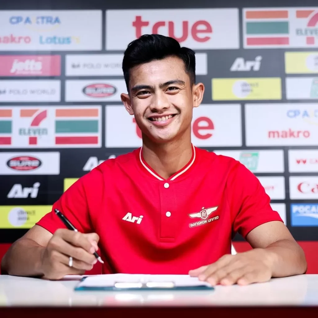 Pratama Arhan, pesepakbola Timnas Indonesia, diramalkan akan cepat move on dan memiliki kekasih baru pasca-perceraiannya dengan Azizah Salsha. Foto ilustrasi ini menggambarkan Pratama Arhan dengan latar belakang kartu tarot, menunjukkan prediksi bahwa ia akan segera menemukan wanita idaman yang sederhana, keibuan, dan bukan dari kalangan artis.