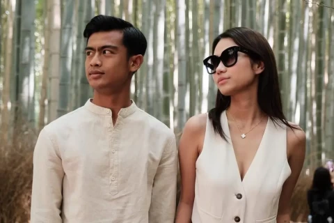 Pasangan muda Pratama Arhan dan Azizah Salsha dikabarkan telah bercerai secara diam-diam. Kabar ini mengejutkan publik karena keduanya selalu terlihat harmonis. Foto ini menunjukkan Pratama Arhan dan Azizah Salsha saat masih bersama, dengan keterangan bahwa sidang perceraian mereka telah digelar hari ini.