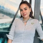 Potret Nikita Mirzani di ruang sidang saat mendengarkan kesaksian saksi ahli pidana. Kesaksian ini dianggap sebagai momen kunci yang dapat mengubah arah kasus pencemaran nama baiknya.