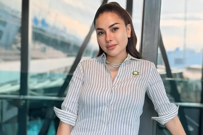 Potret Nikita Mirzani di ruang sidang saat mendengarkan kesaksian saksi ahli pidana. Kesaksian ini dianggap sebagai momen kunci yang dapat mengubah arah kasus pencemaran nama baiknya.