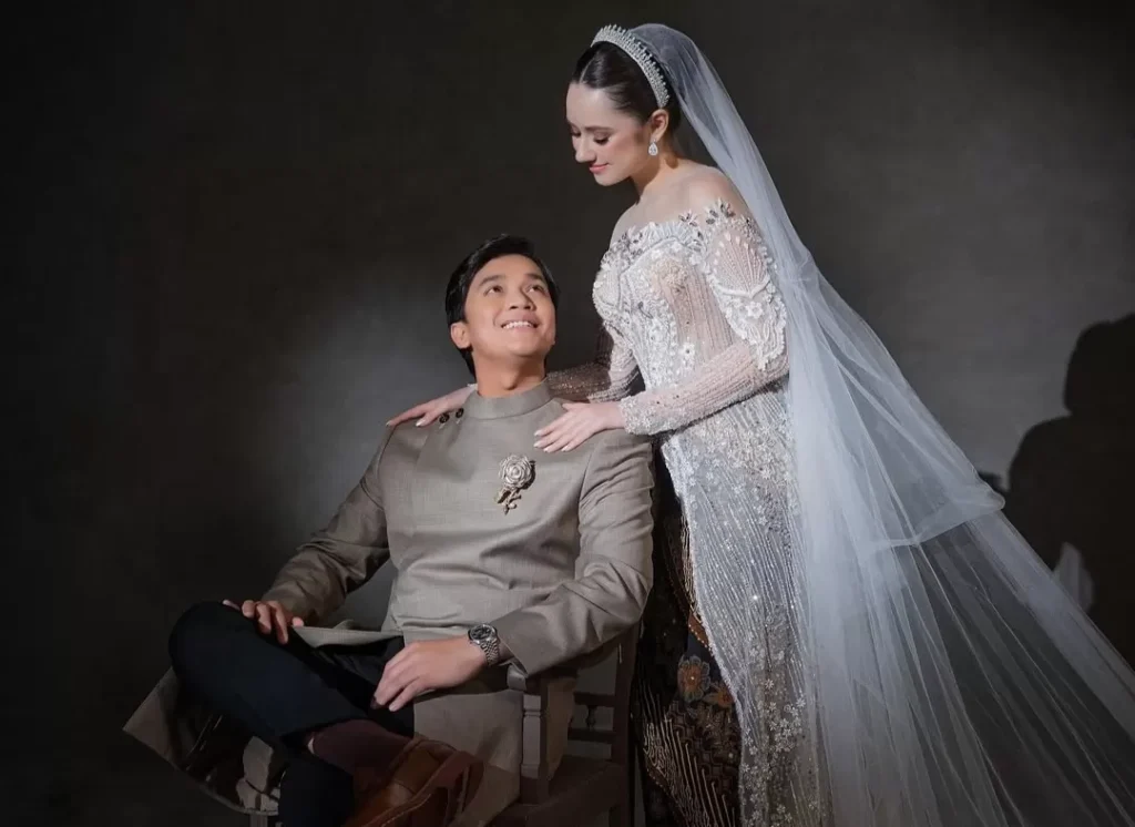Potret-potret Vika Kolesnikova, istri bule Billy Syahputra, yang kini sedang hamil 4 bulan. Foto ini menampilkan Vika dengan perut yang mulai membuncit, menunjukkan kebahagiaannya bersama Billy