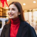 Chelsea Olivia, aktris, membongkar kelakuan asisten rumah tangganya yang kerap menggunakan baju-baju miliknya tanpa izin dan mengunggahnya ke media sosial. Foto ini menampilkan Chelsea Olivia saat menceritakan pengalaman pahitnya, menggambarkan kekecewaan dan kemarahan.