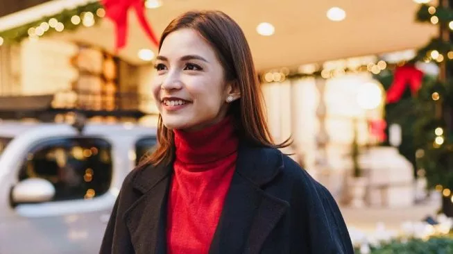Chelsea Olivia, aktris, membongkar kelakuan asisten rumah tangganya yang kerap menggunakan baju-baju miliknya tanpa izin dan mengunggahnya ke media sosial. Foto ini menampilkan Chelsea Olivia saat menceritakan pengalaman pahitnya, menggambarkan kekecewaan dan kemarahan.