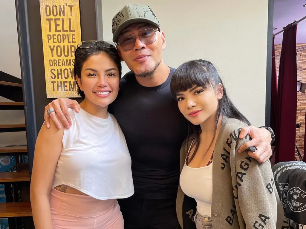 Kisah solidaritas antar selebriti ini menjadi sorotan dan viral di media sosial. Ikuti berita terbaru lainnya dari dunia hiburan dan para publik figur di Selebriti Hits
