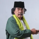 Jaja Miharja, legenda komedi Indonesia, menerima tanda kehormatan dari Presiden Prabowo Subianto. Foto ini menampilkan Jaja Miharja dengan ekspresi haru saat menerima penghargaan, sebagai pengakuan atas dedikasinya di dunia hiburan