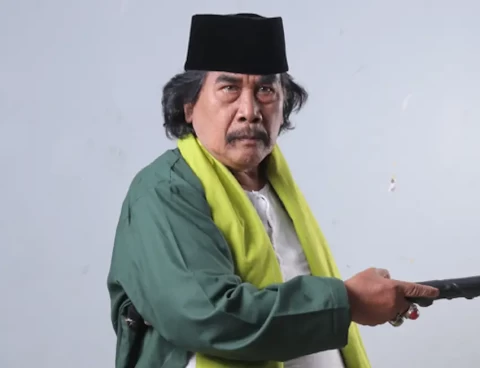 Jaja Miharja, legenda komedi Indonesia, menerima tanda kehormatan dari Presiden Prabowo Subianto. Foto ini menampilkan Jaja Miharja dengan ekspresi haru saat menerima penghargaan, sebagai pengakuan atas dedikasinya di dunia hiburan