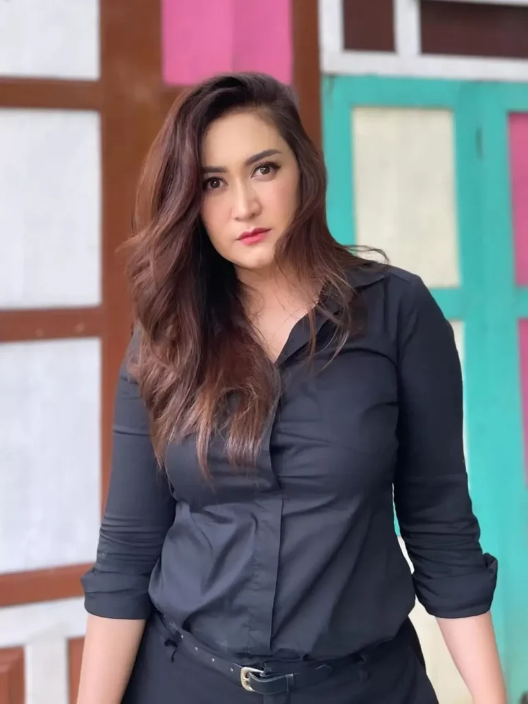 Nafa Urbach, aktris dan anggota DPR RI, memutuskan untuk menyumbangkan seluruh gajinya hingga tahun 2029 kepada para guru honorer. Foto ini menampilkan Nafa Urbach dengan latar belakang gedung DPR, mencerminkan keputusan mulianya yang menginspirasi.