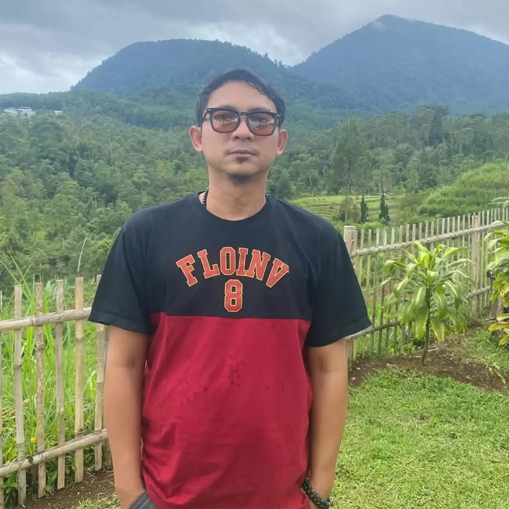 Aden Bajaj, anggota grup lawak Bajaj, memiliki perjalanan karir yang panjang dan inspiratif. Foto ini menampilkan Aden dalam berbagai peran, mencerminkan kemampuannya yang serba bisa di industri hiburan