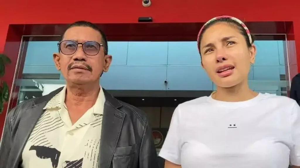 Nikita Mirzani, artis, mengungkapkan bahwa pengacaranya, Fahmi Bachmid, dirawat di ICU karena masalah jantung. Foto ini menampilkan Nikita Mirzani dengan ekspresi khawatir, saat memberikan doa untuk kesembuhan sang pengacara