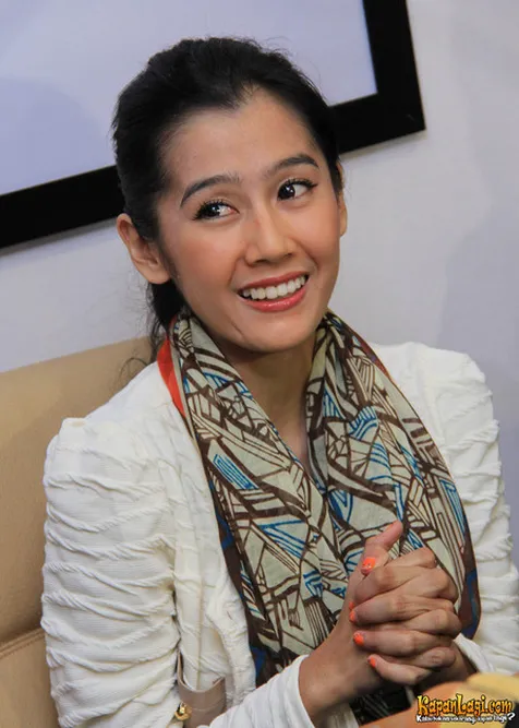 Ardina Rasti, aktris, memberikan komentar terkait kasus perceraian Eza Gionino. Foto ini menampilkan Ardina Rasti dengan ekspresi serius, saat menyampaikan pernyataan tulus tentang dukungan bagi perempuan yang mengalami kekerasan.