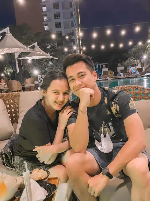 Meiza Aulia Coritha, istri Eza Gionino, mengajukan gugatan cerai dan menuntut hak asuh anak. Foto ini menampilkan Eza Gionino dan Meiza Aulia Coritha, menggambarkan situasi mengejutkan yang sedang mereka hadapi