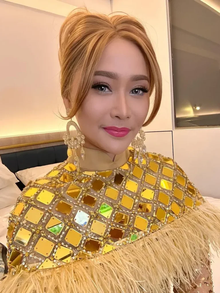 Inul Daratista, penyanyi dangdut dan pengusaha, secara blak-blakan menolak tawaran menjadi anggota DPR. Foto ini menampilkan Inul saat memberikan pernyataan jujur dan berani, yang menuai banyak pujian dari publik
