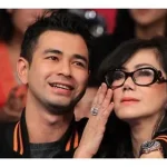Raffi Ahmad, presenter, mengungkapkan bahwa ibunya, Amy Qanita, sedang dirawat intensif di Singapura dan meminta doa untuk kesembuhannya. Foto ini menampilkan Raffi Ahmad dengan ekspresi sedih saat memberikan pernyataan tersebut.
