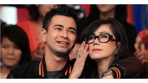 Raffi Ahmad, presenter, mengungkapkan bahwa ibunya, Amy Qanita, sedang dirawat intensif di Singapura dan meminta doa untuk kesembuhannya. Foto ini menampilkan Raffi Ahmad dengan ekspresi sedih saat memberikan pernyataan tersebut.