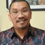 Mongol Stres, seorang komika, menceritakan kisah pilunya kehilangan uang Rp53 miliar setelah meminjamkannya kepada seorang calon gubernur yang tertangkap KPK. Foto ini menampilkan Mongol Stres saat menceritakan kisah tragisnya