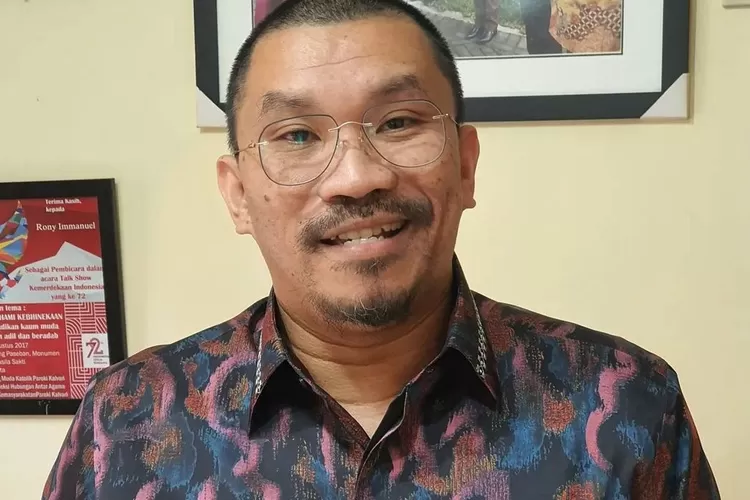 Mongol Stres, seorang komika, menceritakan kisah pilunya kehilangan uang Rp53 miliar setelah meminjamkannya kepada seorang calon gubernur yang tertangkap KPK. Foto ini menampilkan Mongol Stres saat menceritakan kisah tragisnya