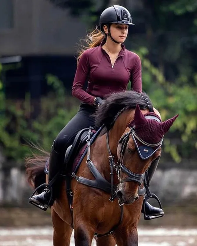 Enam artis cantik Indonesia, termasuk Nabila Syakieb, Nagita Slavina, dan Cinta Laura, memiliki hobi berkuda. Foto kolase ini menampilkan mereka saat sedang berkuda, mencerminkan gaya hidup aktif dan elegan