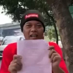 Komedian Sule terjaring razia gabungan dan kena tilang setelah beradu argumen dengan petugas Dishub terkait dokumen Uji KIR mobilnya. Foto ini menampilkan Sule saat berada di lokasi razia