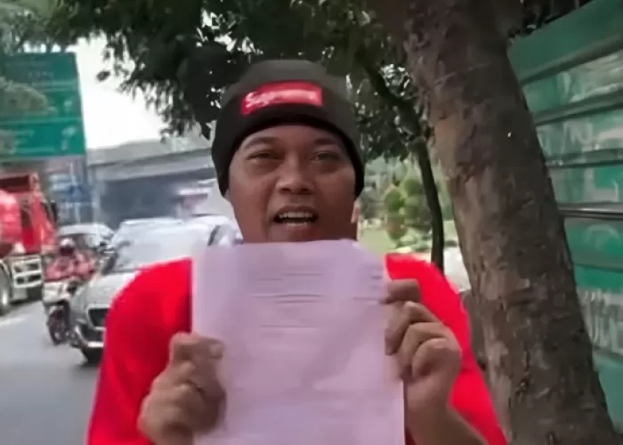 Komedian Sule terjaring razia gabungan dan kena tilang setelah beradu argumen dengan petugas Dishub terkait dokumen Uji KIR mobilnya. Foto ini menampilkan Sule saat berada di lokasi razia