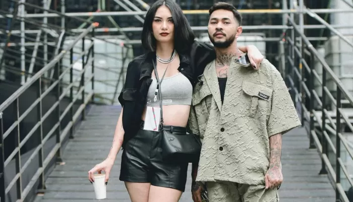 Onadio Leonardo, musisi, dan istrinya, Bebi.e., menyambut kehadiran anak kedua mereka, seorang putri bernama Janeera Deluca Leonardo Wage. Foto ini menampilkan Onadio dan istri saat mengumumkan kabar bahagia tersebut.