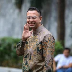 Raffi Ahmad, presenter dan pengusaha, dituding melakukan penggelapan pajak setelah asetnya yang diperkirakan ratusan miliar hanya tercatat Rp1 miliar dalam laporan. Foto ini menampilkan Raffi Ahmad dengan ekspresi serius, menggambarkan situasi yang sedang ia hadapi