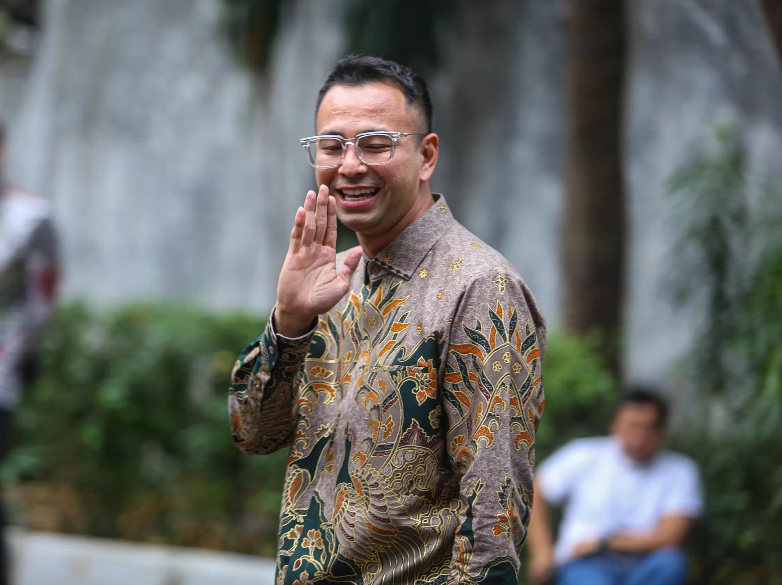 Raffi Ahmad, presenter dan pengusaha, dituding melakukan penggelapan pajak setelah asetnya yang diperkirakan ratusan miliar hanya tercatat Rp1 miliar dalam laporan. Foto ini menampilkan Raffi Ahmad dengan ekspresi serius, menggambarkan situasi yang sedang ia hadapi