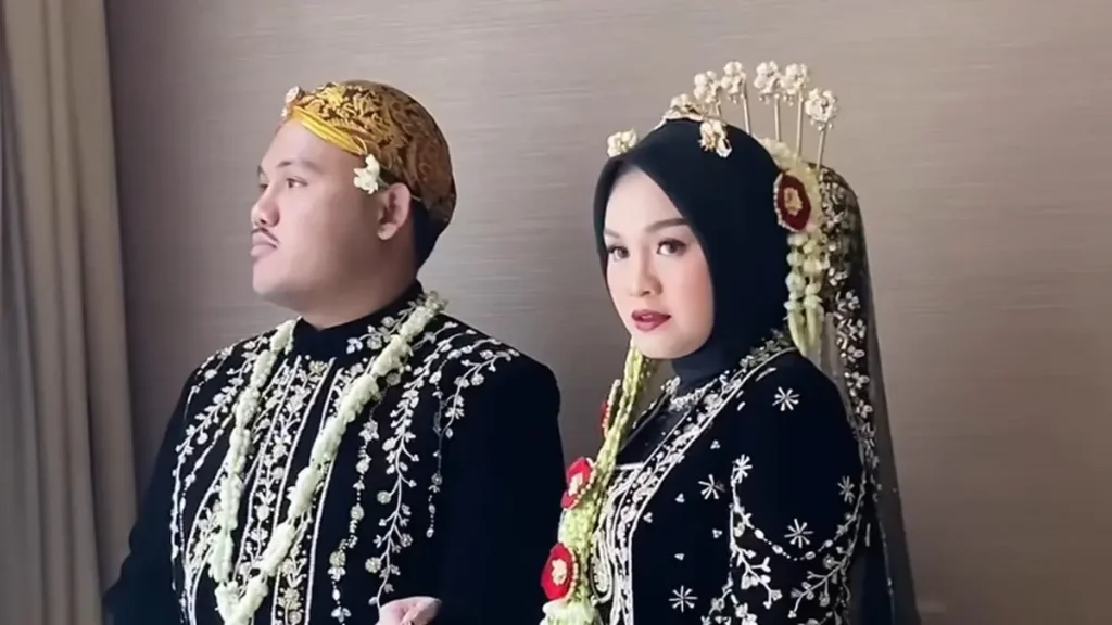 Salma Salsabil, pemenang ajang pencarian bakat, mengumumkan kelahiran anak pertamanya. Foto ini menampilkan Salma dengan bayinya, yang membuat publik terkejut karena ia merahasiakan pernikahan dan kehamilannya