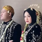 Salma Salsabil, pemenang ajang pencarian bakat, mengumumkan kelahiran anak pertamanya. Foto ini menampilkan Salma dengan bayinya, yang membuat publik terkejut karena ia merahasiakan pernikahan dan kehamilannya