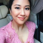 Sherina Munaf, seorang penyanyi, mengungkapkan kabar duka dari Uya Kuya bahwa 16 ekor kucing peliharaannya hilang akibat penjarahan di rumahnya. Foto ini menampilkan Uya Kuya dengan kucing-kucingnya