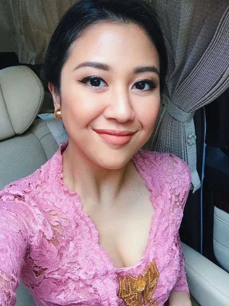 Sherina Munaf, seorang penyanyi, mengungkapkan kabar duka dari Uya Kuya bahwa 16 ekor kucing peliharaannya hilang akibat penjarahan di rumahnya. Foto ini menampilkan Uya Kuya dengan kucing-kucingnya