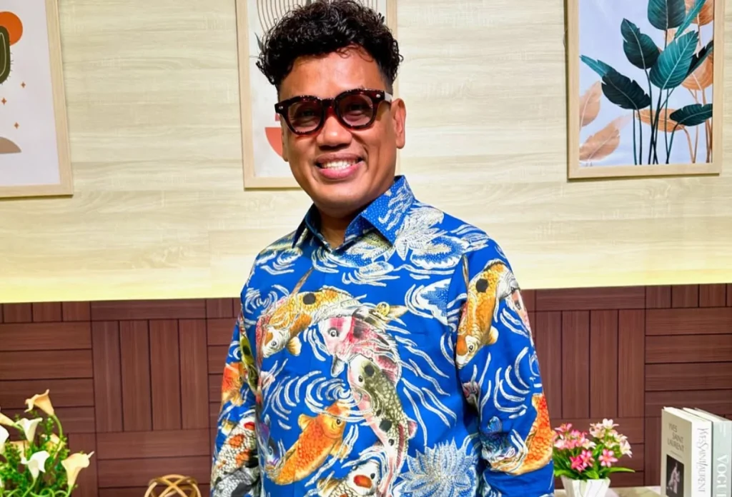 Uya Kuya, seorang presenter, memberikan klarifikasi tegas terkait isu yang menuduh dirinya tak becus mengurus kucing. Ia meyakini ada "dendam" di balik isu tersebut, yang membuatnya harus memberikan bantahan keras.